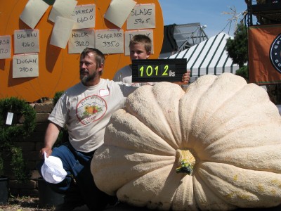 2011-Ron Hoffman Breaks Wyoming's Biggest Pumpkin Record 1012